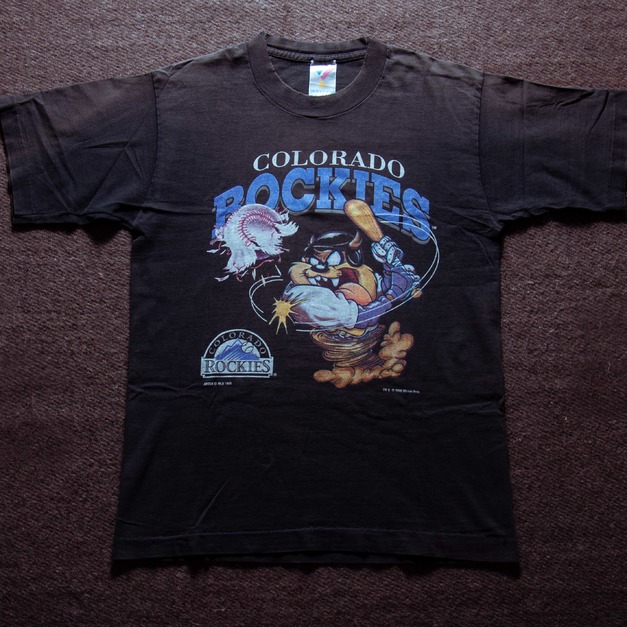 90年代 美國製 Artex 出品 華納 塔斯惡魔 Looney Tunes 美國職棒 MLB 科羅拉多洛磯隊 官方授權 原版棒球卡通古著T恤 TA10