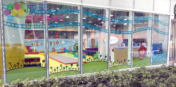 遊樂園玻璃櫥窗大圖輸出PVC全透半透UV墨齊全 工廠直營價格便宜交貨快速