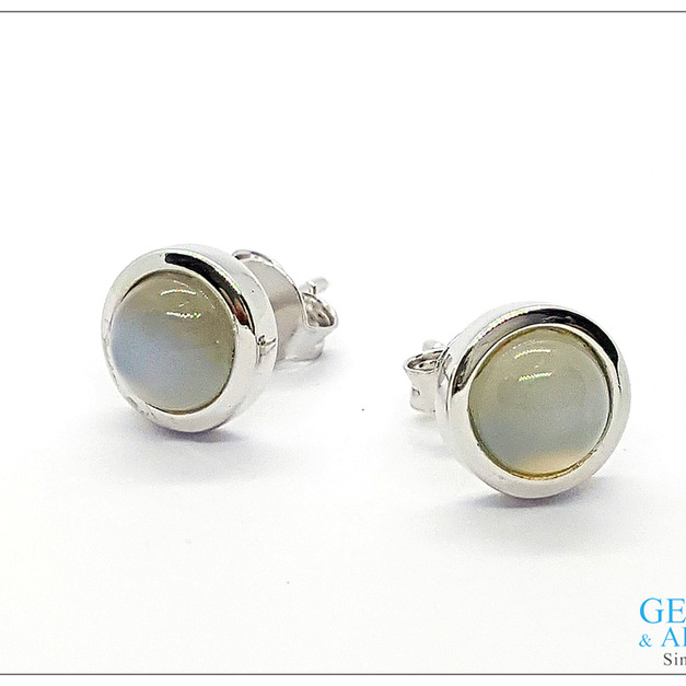 天然寶石925銀耳針(包鑲6mm月光石) 天然寶石925銀耳針(包鑲6mm月光石)