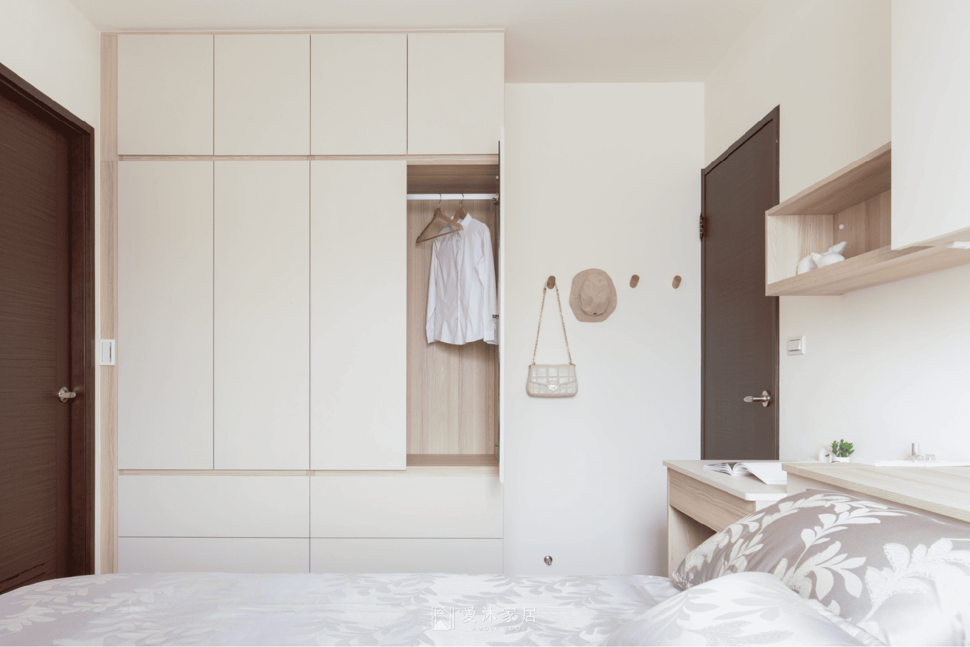 衣櫃門片樣式:平開式