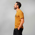 (男)【北極狐Fjallraven】Lush Logo T Shirt M 短袖T恤-橡子 12600219-166_2 (男)【北極狐Fjallraven】Lush Logo T Shirt M 短袖T恤-橡子 12600219-166_2