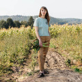 (女)【北極狐Fjallraven】Fjällblomster Logo T shirt 短袖T恤-霧綠 14600213-674_2 (女)【北極狐Fjallraven】Fjällblomster Logo T shirt 短袖T恤-霧綠 14600213-674_2