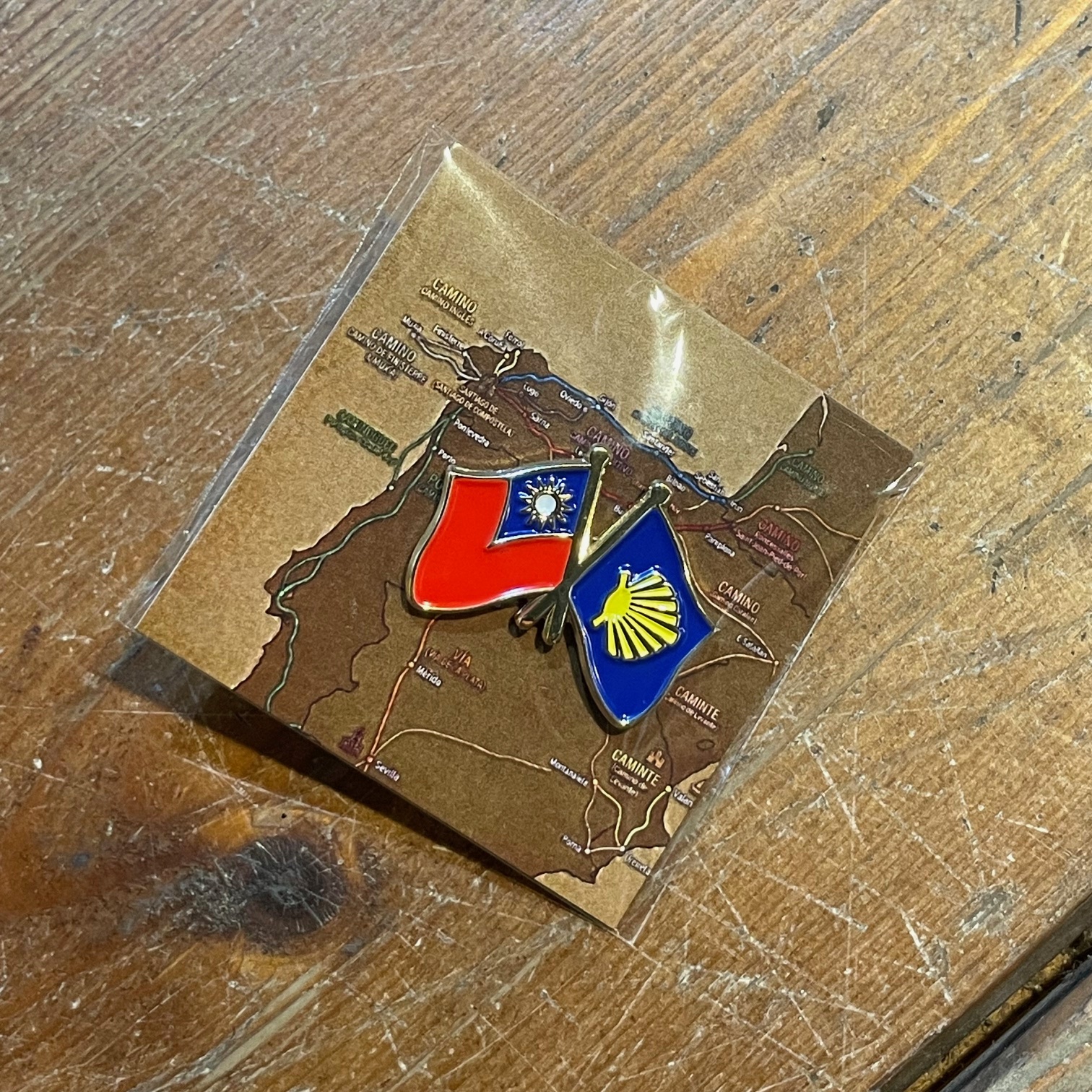 台灣X西班牙朝聖之路貝殼雙國旗紀念別針 金屬徽章 金屬胸針