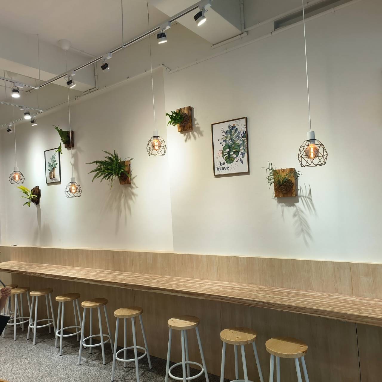 高雄文青麵店中島桌搭配