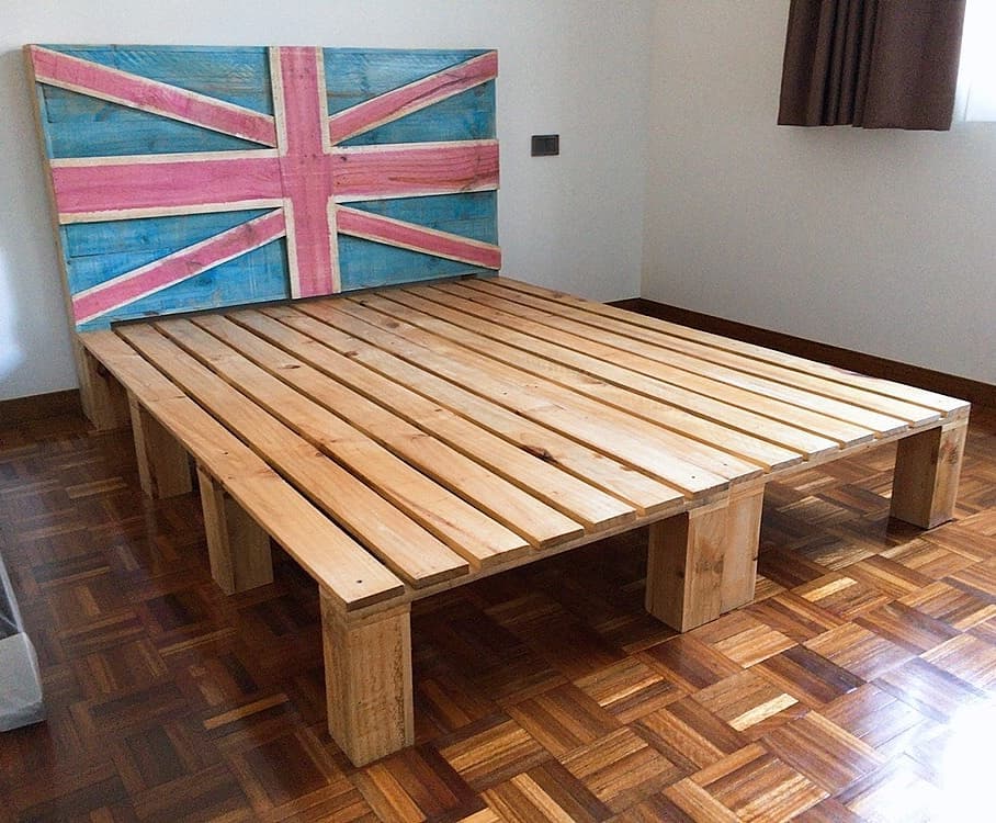 粗曠木板+床頭片棧板床架