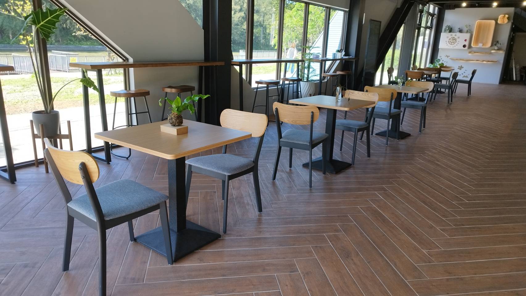 商用高質感實木曲木餐椅-深灰布面搭配黑色鐵腳