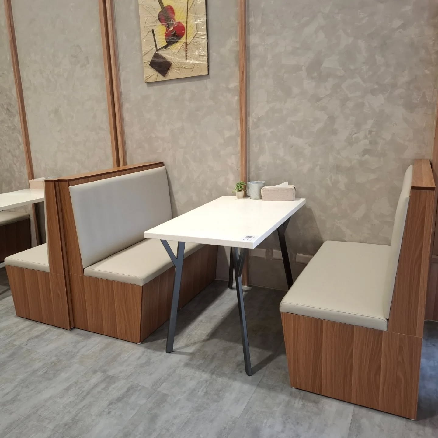 木紋底座卡座沙發|義式餐廳家具搭配