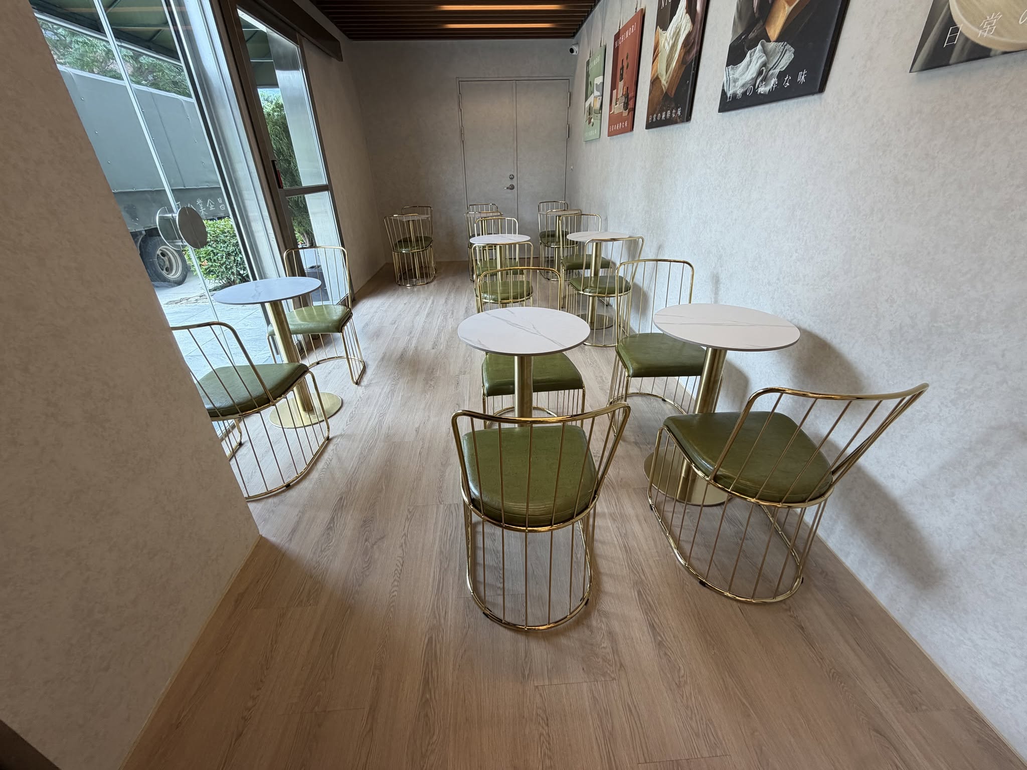 精緻鍍金鐵線造型椅(鳥籠椅),搭配專屬「抹茶 / 酪梨綠」皮革軟包座墊
