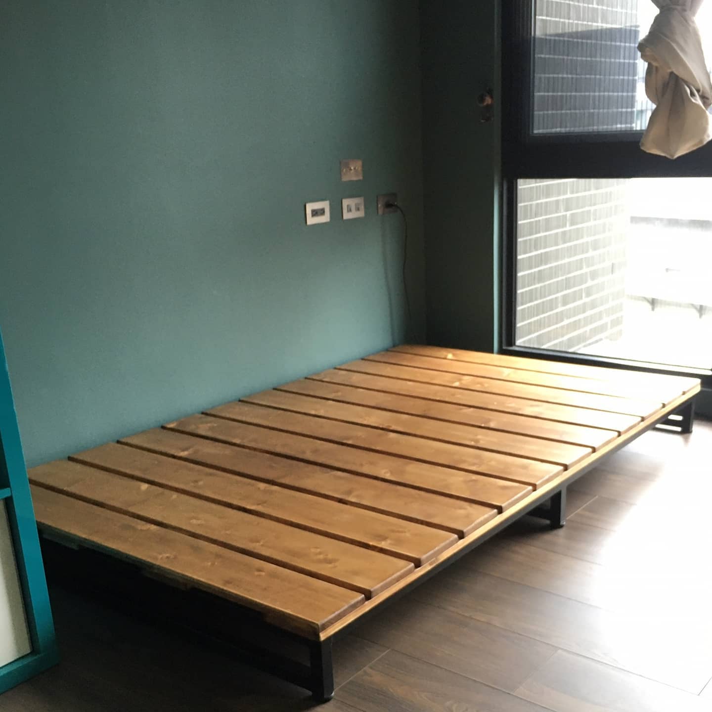 工業風鐵漸加深木色板搭配棧板床架