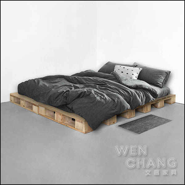 原木色棧板床架,適合小空間