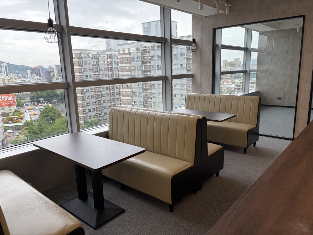 辦公室茶水間交誼空間規劃-訂製卡座沙發與長桌全景