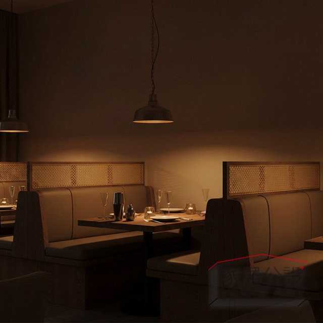 【靜藤 Shizuka】日式禪風藤編屏風卡座沙發夜間酒吧實景,低色溫鎢絲吊燈營造包廂隱私用餐氛圍
