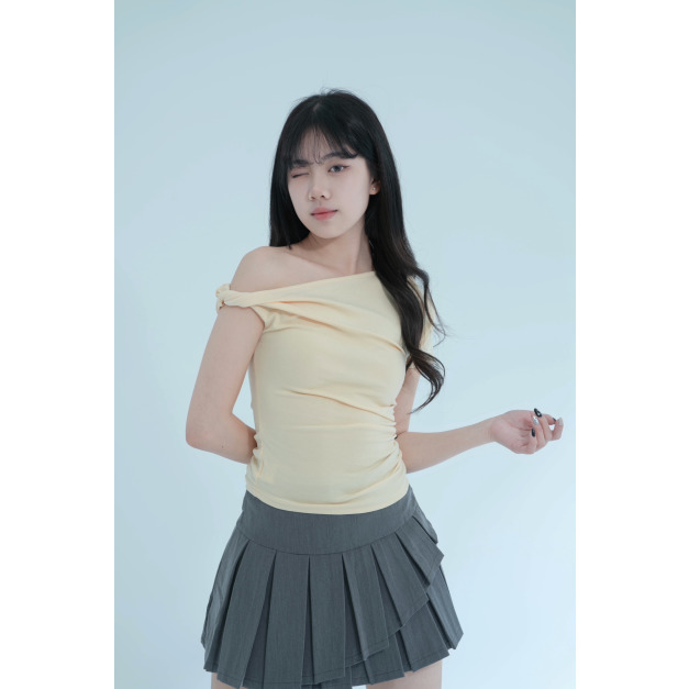 【jnauxz】亮黃現貨!! 夏日甜心 斜肩扭結設計感上衣 (四色) 【jnauxz】亮黃現貨!! 夏日甜心 斜肩扭結設計感上衣 (四色)