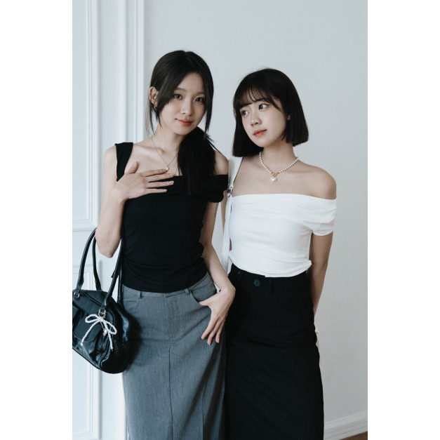 【jnauxz】現貨黑S!! 知性pick! 設計感一字斜肩短上衣 (兩色) 【jnauxz】現貨黑S!! 知性pick! 設計感一字斜肩短上衣 (兩色)