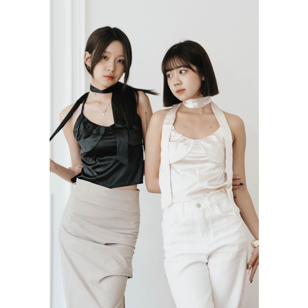 【jnauxz】現貨!! 售完不補 精緻名媛pick! 緞面高級感吊帶 (含繞脖綁帶) (兩色) 【jnauxz】現貨!! 售完不補 精緻名媛pick! 緞面高級感吊帶 (含繞脖綁帶) (兩色)