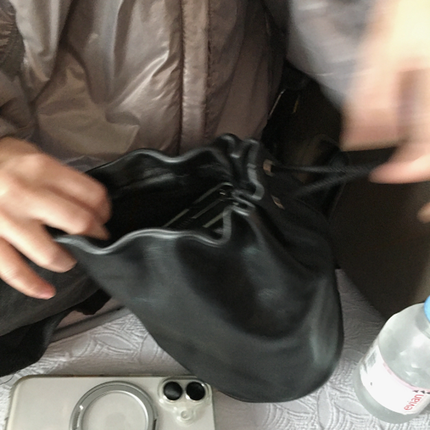 (設計師款)(100%羊皮)隨手一拎束口水桶包(附防塵袋) - 素黑、麂皮焦糖 (設計師款)(100%羊皮)隨手一拎束口水桶包(附防塵袋) - 素黑、麂皮焦糖