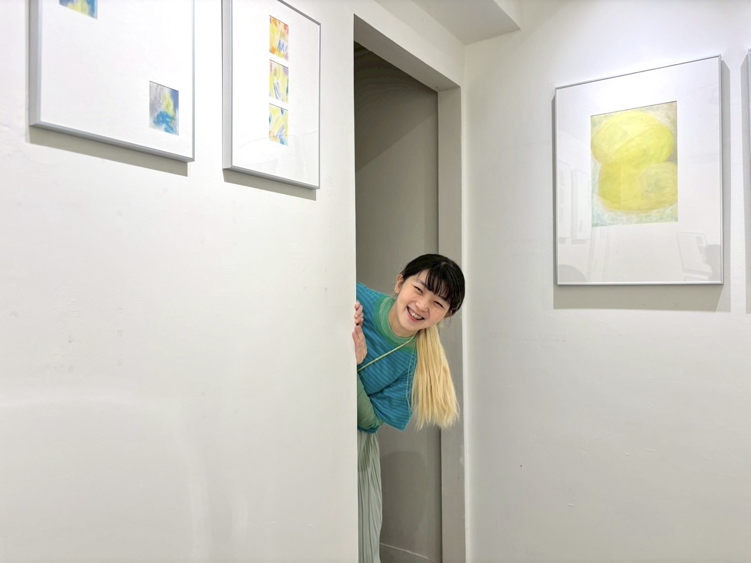 認識 Chan Chan(詹琇惠),主理 chanchanonearth「無意識風景」,以油性粉彩在自然光下用指腹層疊塗抹,創作如靜心般緩慢顯影的內在風景。曾獲 2025 林榮三文學獎,作品提供藝術微噴與裱框選擇。