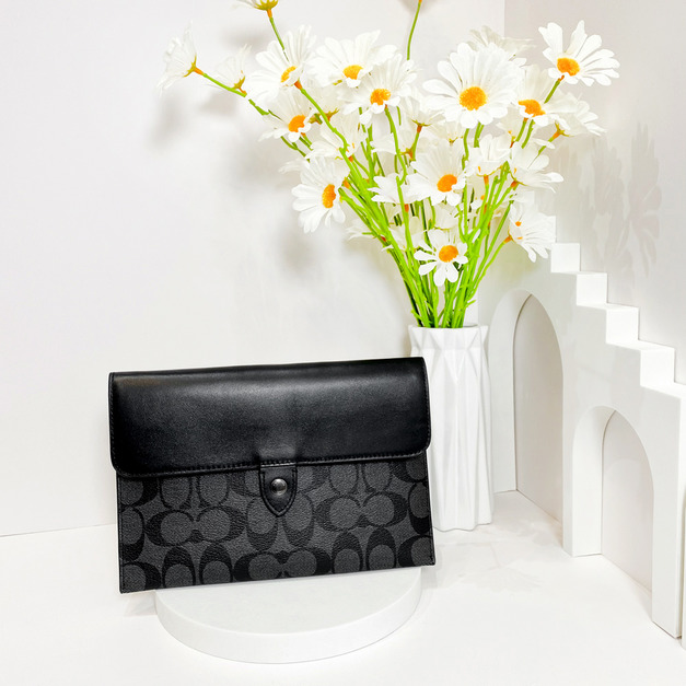 COACH 經典C LOGO皮革拼接翻蓋男用手拿包 萬用包 ipad包 COACH 經典C LOGO皮革拼接翻蓋男用手拿包 萬用包 ipad包