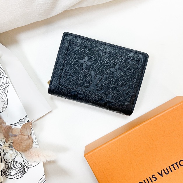 LV 對開黑壓印短夾 LV 對開黑壓印短夾