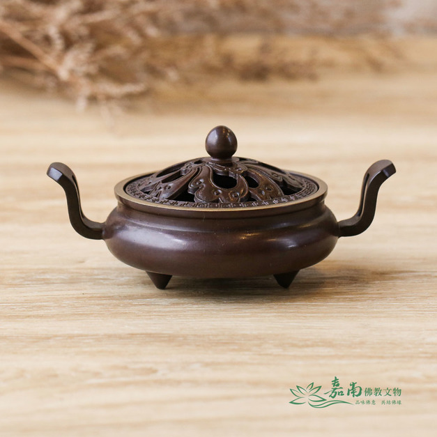 2寸5 仿古銅雙耳扁爐|古典雙耳,鏤空雕花,佛堂供香必備 2寸5 仿古銅雙耳扁爐|古典雙耳,鏤空雕花,佛堂供香必備