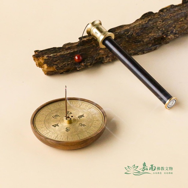 黑胡桃木六字大明咒臥香盤| 銅木融合,附便攜香管・自在供香的靜心器物 黑胡桃木六字大明咒臥香盤| 銅木融合,附便攜香管・自在供香的靜心器物