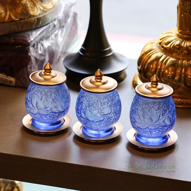 琉璃雕蓮供杯 深藍色 (中)|光影透亮 ,象徵藥師佛琉璃光 琉璃雕蓮供杯 深藍色 (中)|光影透亮 ,象徵藥師佛琉璃光