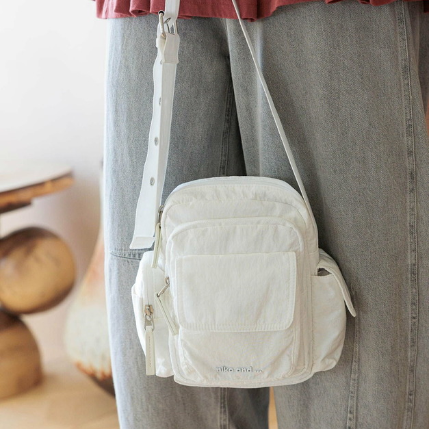 日本正品niko and...多口袋輕量簡約斜背包 日本正品niko and...多口袋輕量簡約斜背包