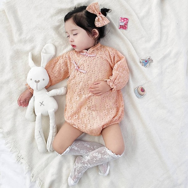 【BA467】中國風蕾絲小花旗袍式長袖包屁衣(送髮圈)(2色) 【BA467】中國風蕾絲小花旗袍式長袖包屁衣(送髮圈)(2色)