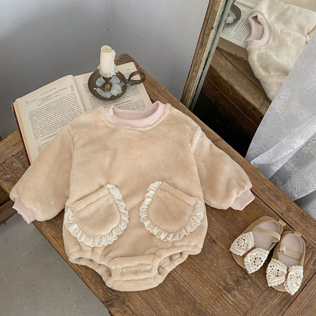 【BA891】日系毛絨蕾絲小口袋長袖包屁衣(1色) 【BA891】日系毛絨蕾絲小口袋長袖包屁衣(1色)