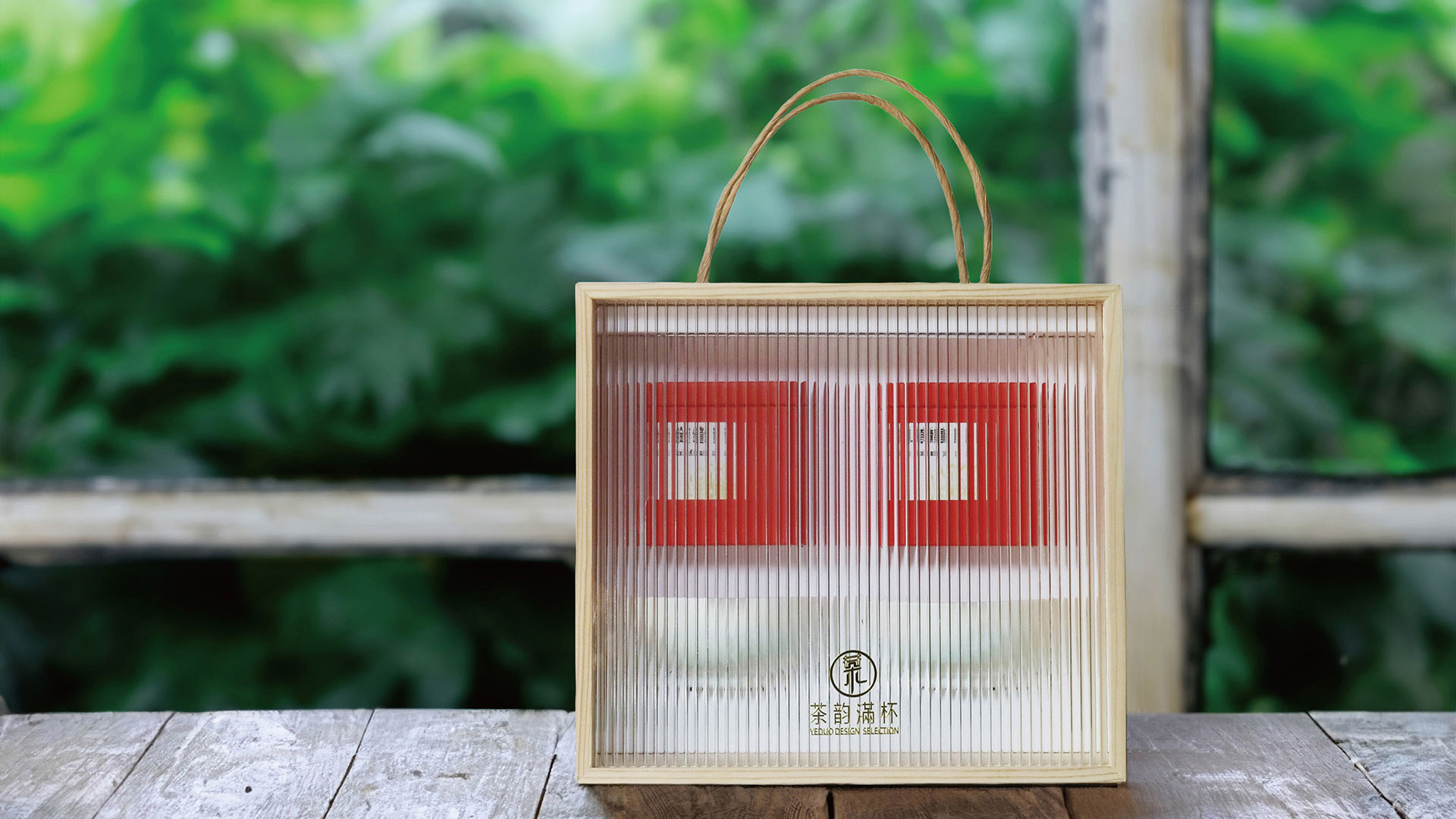 外盒展示:完整木盒包裝與質感外觀。