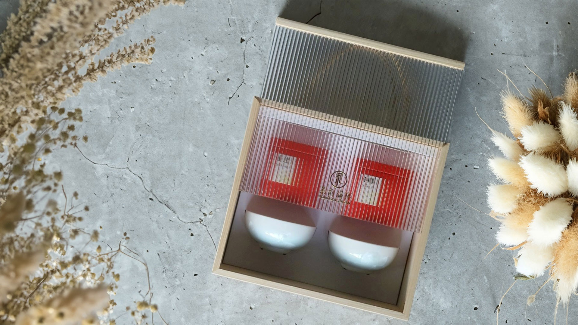 外盒展示:木盒半開啟狀態