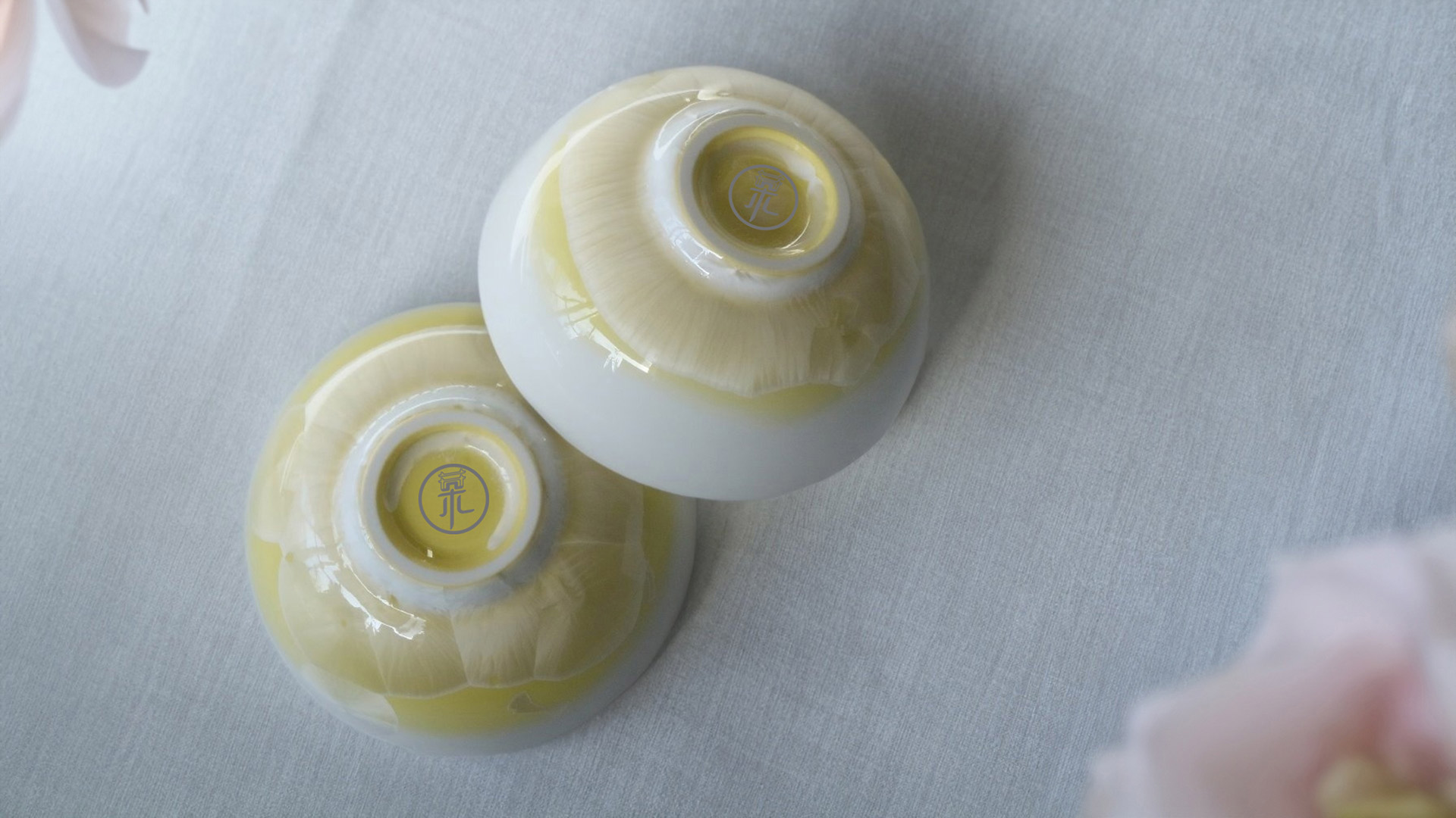 工藝細節,展示杯底落款與獨特的結晶釉紋理