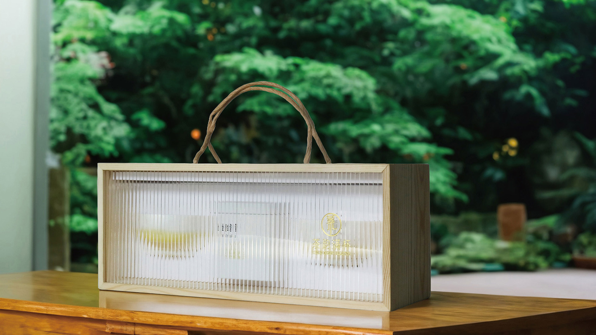 品牌特寫,強調「茶韻」及質感木製外盒