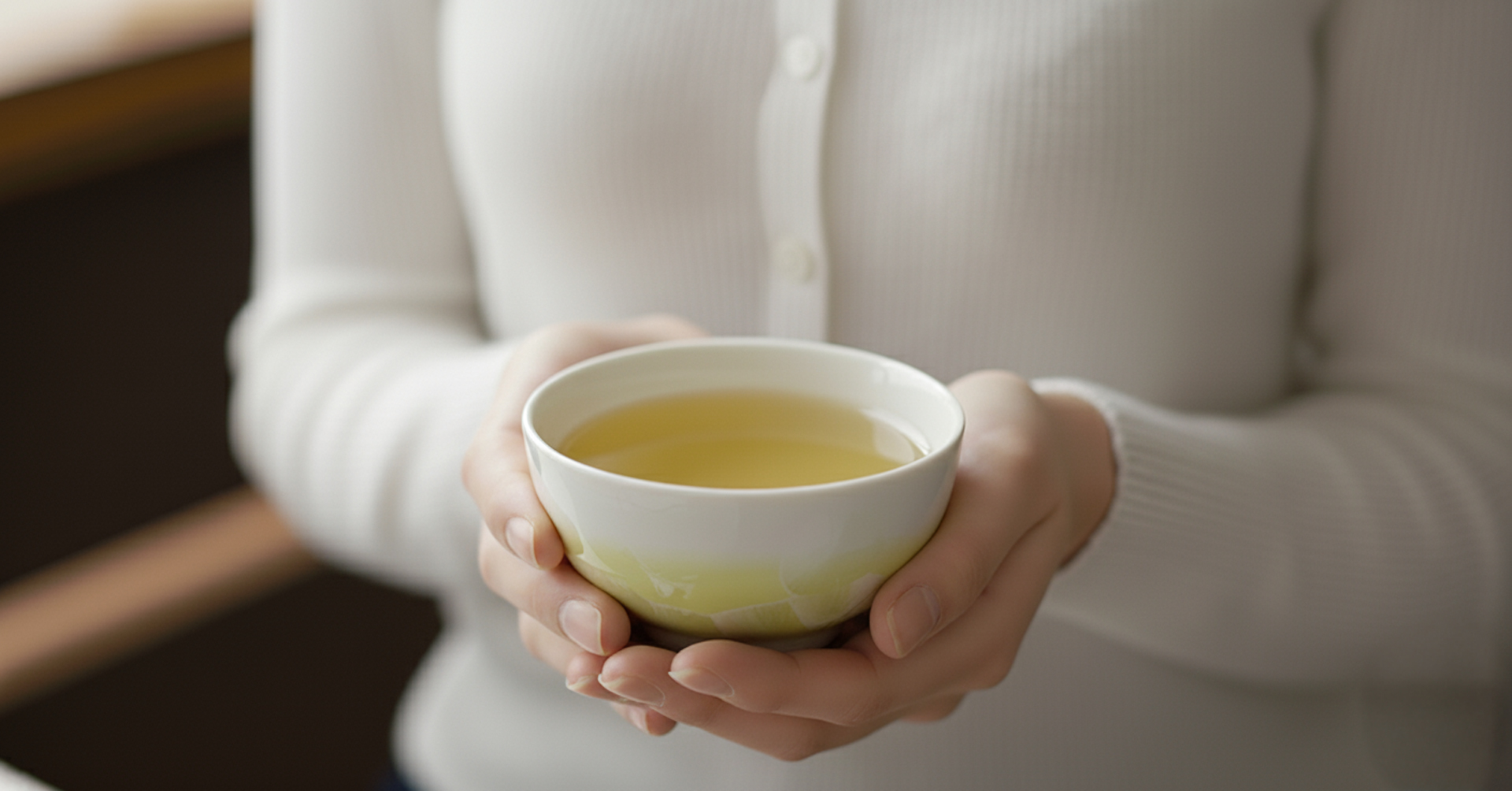 手部持杯情境圖,增加溫潤感與使用比例參考