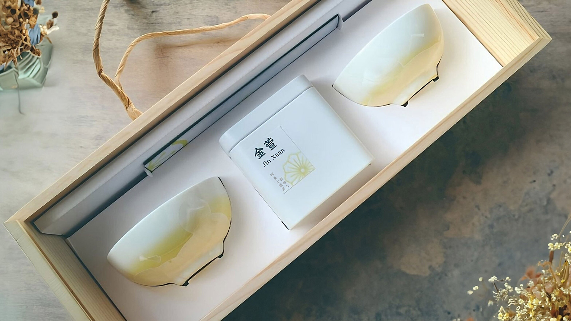 俯視圖,清楚展示內部金萱茶罐與對杯配置