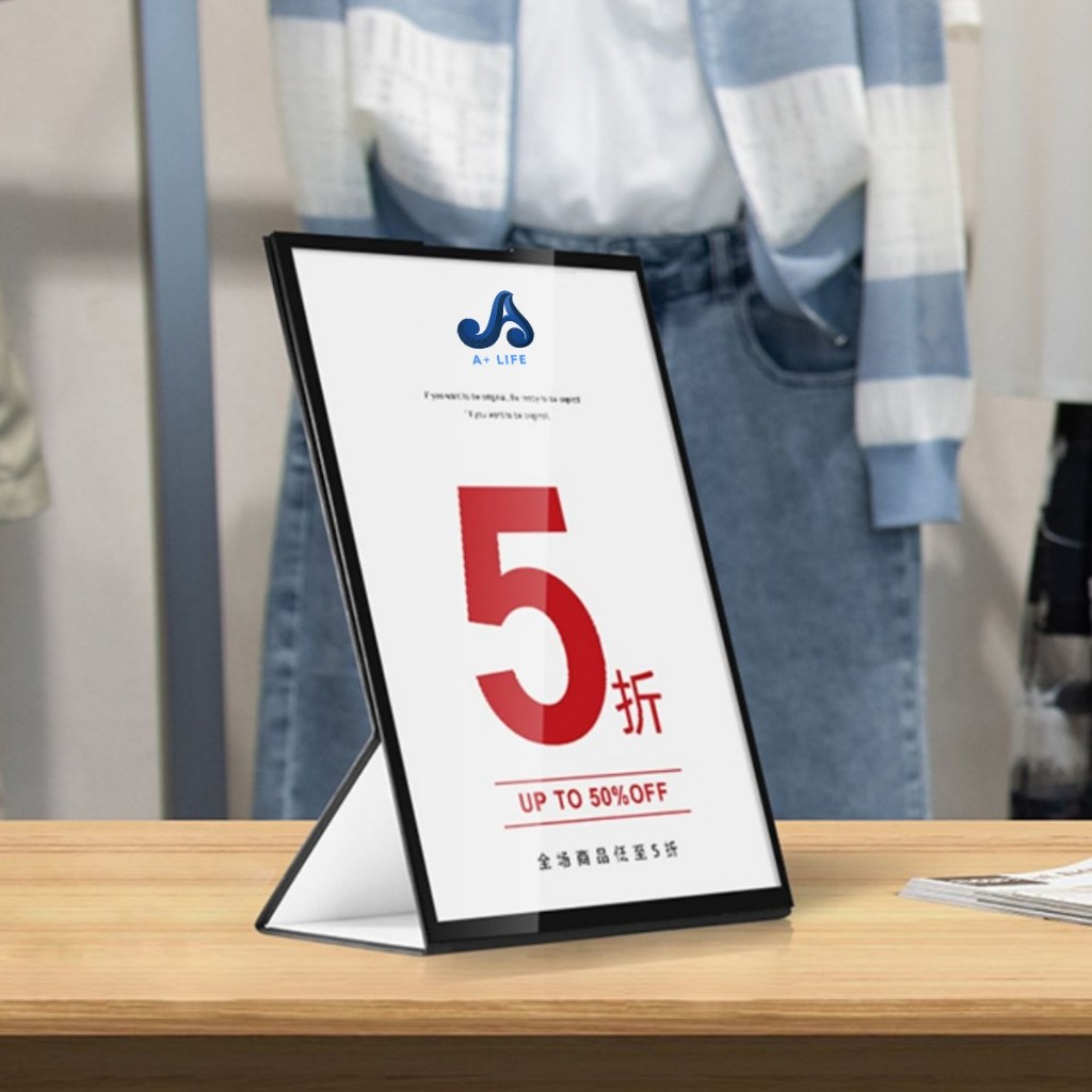 硬紙桌上立牌放在桌面與服飾店展示台的使用實景