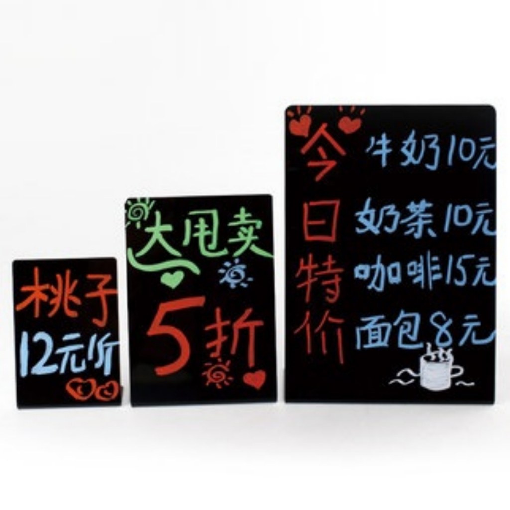 桌上手繪黑板用液態粉筆手寫價格與促銷文字的示範