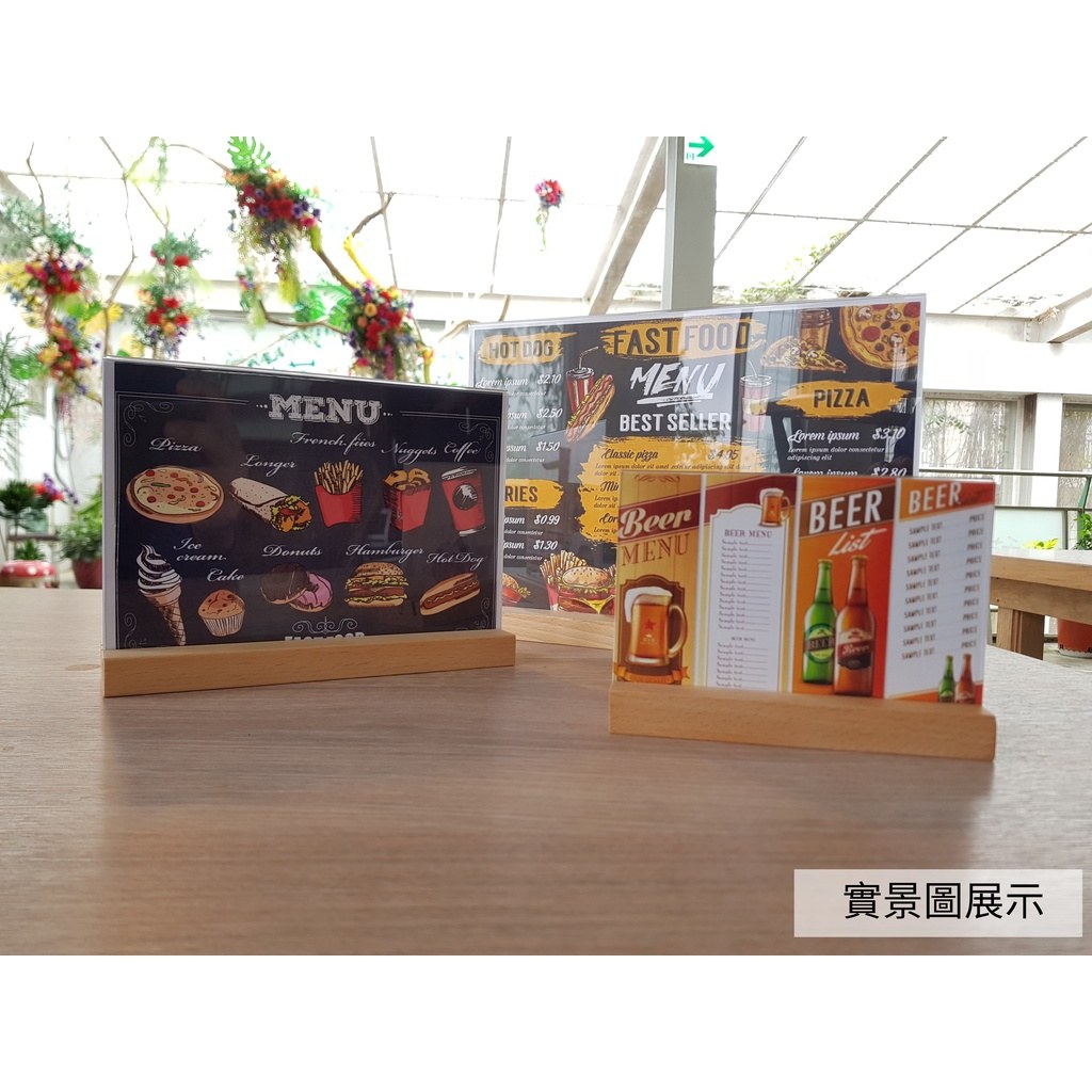 櫸木桌牌實景:餐廳桌面放置菜單與活動說明