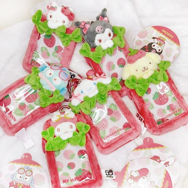 ▲特價【限購】Sanrio 三麗鷗 絨毛造型卡套吊飾 (草莓新聞50週年) Hello Kitty 美樂蒂 大耳狗