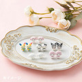 【現貨+預購】Sanrio 三麗鷗 植絨造型耳針耳環 (全身款) Kitty 美樂蒂 大耳狗 Piano 花小兔_8 【現貨+預購】Sanrio 三麗鷗 植絨造型耳針耳環 (全身款) Kitty 美樂蒂 大耳狗 Piano 花小兔_8