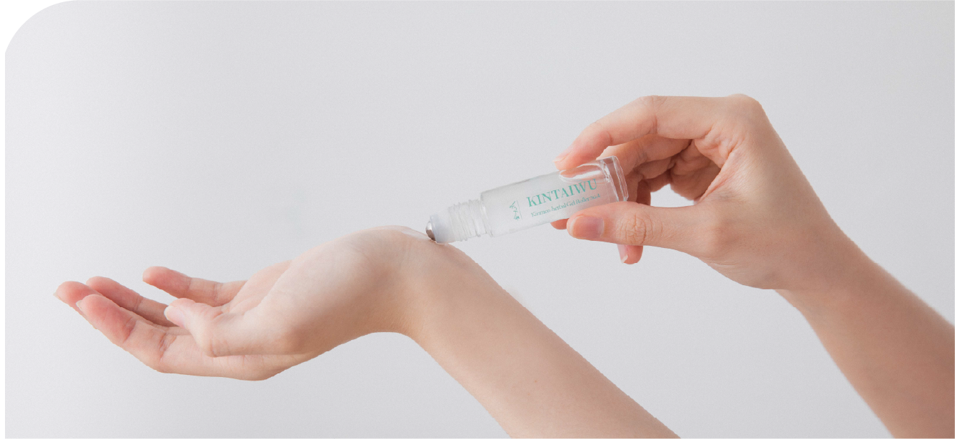 手拿滾珠筆示意