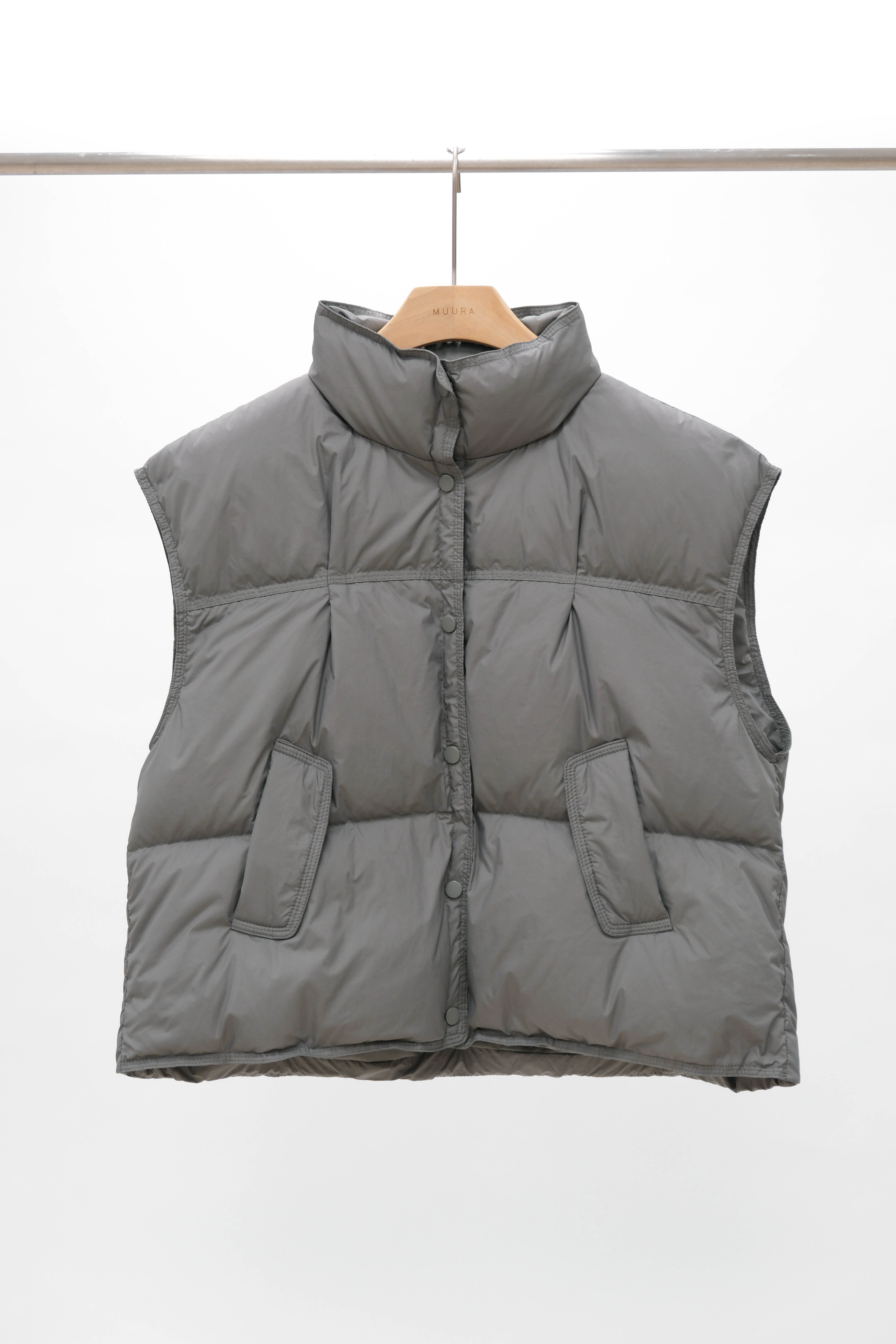 澎澎壓線下抽繩羽絨背心 澎澎壓線下抽繩羽絨背心