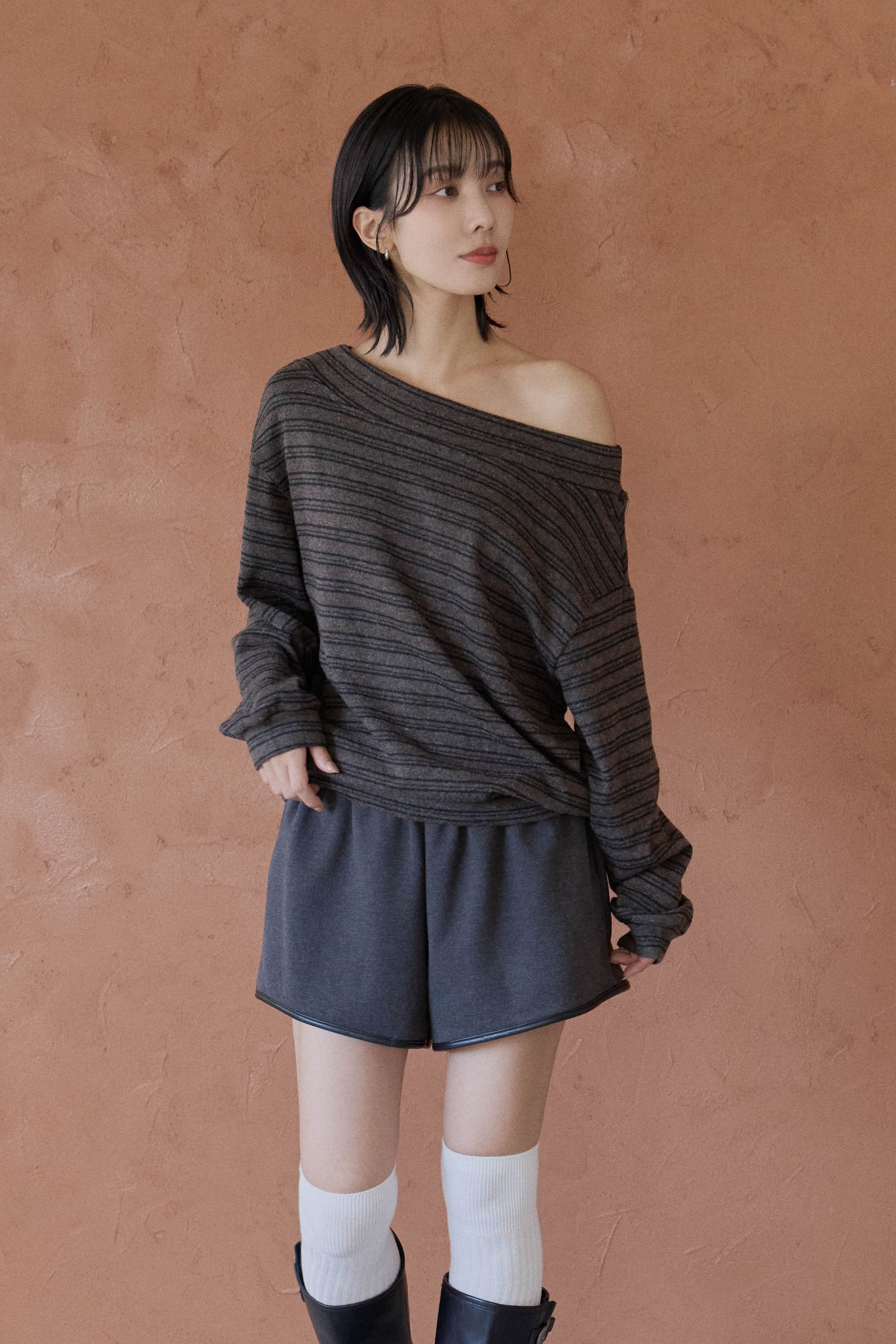 斜肩細條紋磨毛感上衣 斜肩細條紋磨毛感上衣