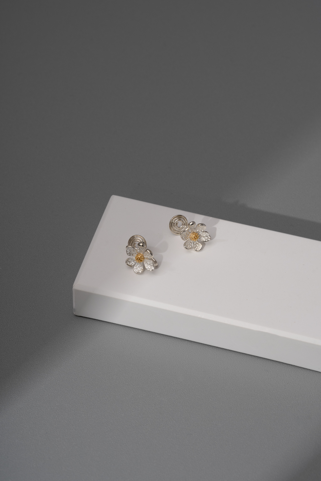 不規則紋理小雛菊.蚊香盤耳夾 - 銀色