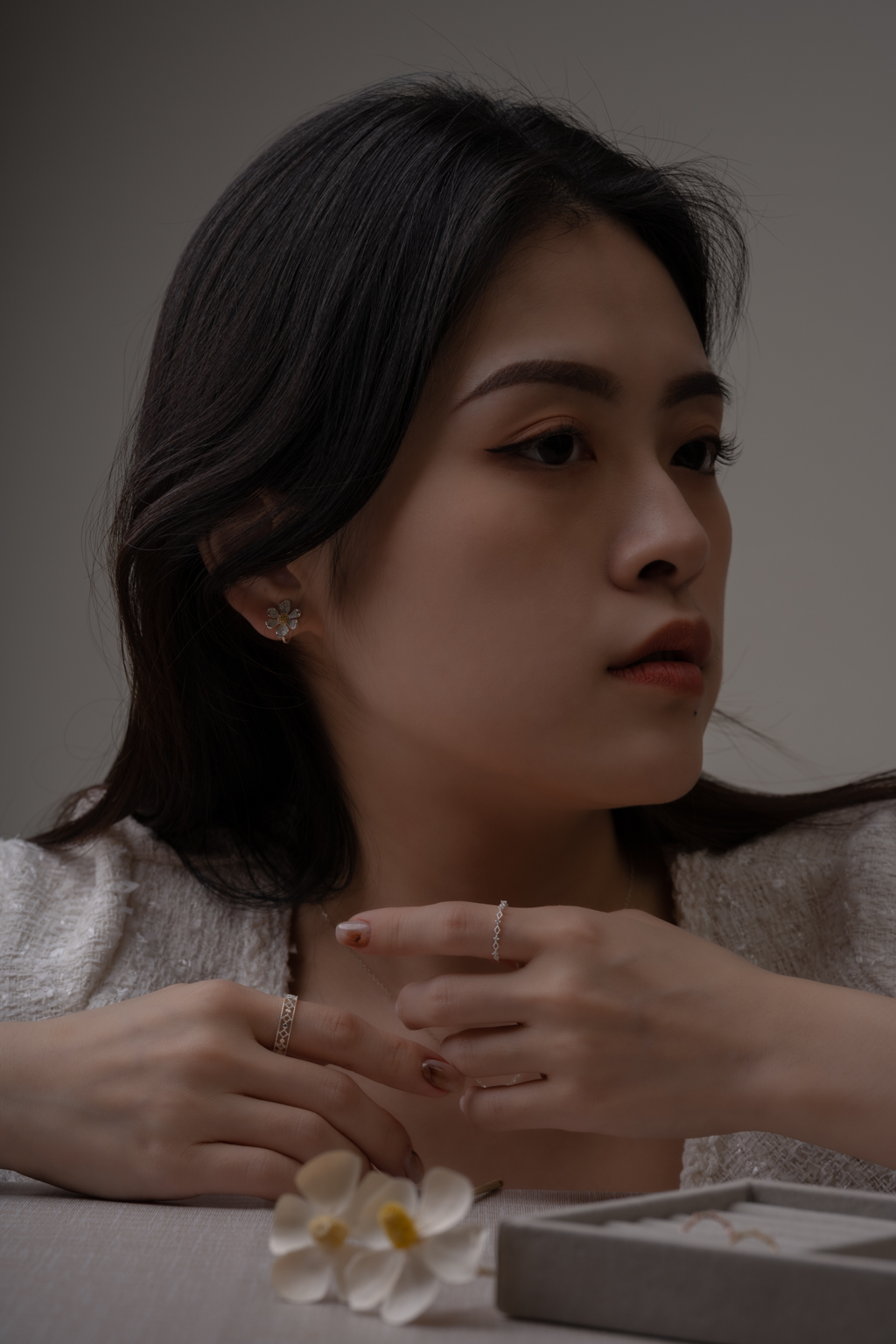 不規則紋理小雛菊.蚊香盤耳夾 - 銀色