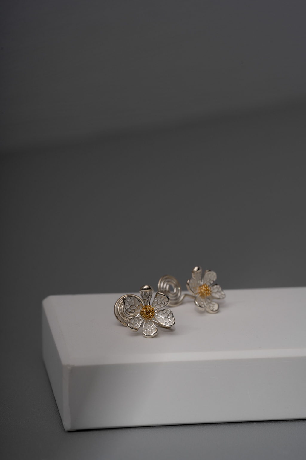 不規則紋理小雛菊.蚊香盤耳夾 - 銀色