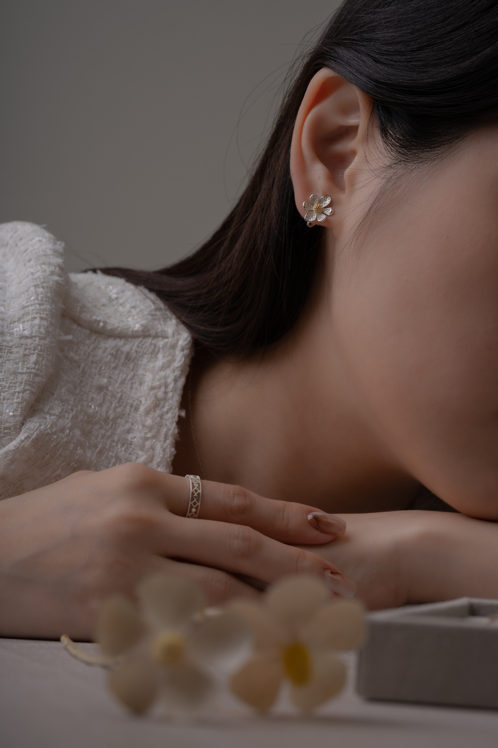 不規則紋理小雛菊.蚊香盤耳夾 - 銀色