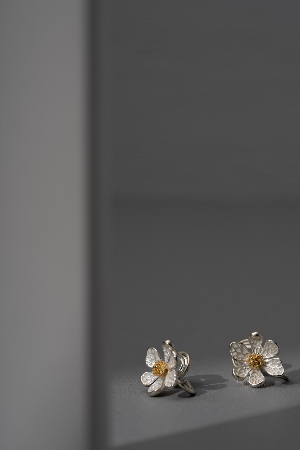 不規則紋理小雛菊.蚊香盤耳夾 - 銀色