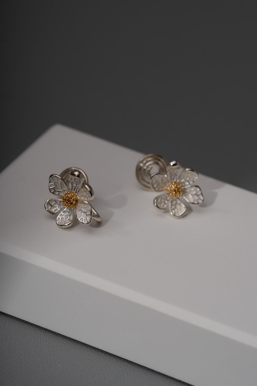 不規則紋理小雛菊.蚊香盤耳夾 - 銀色