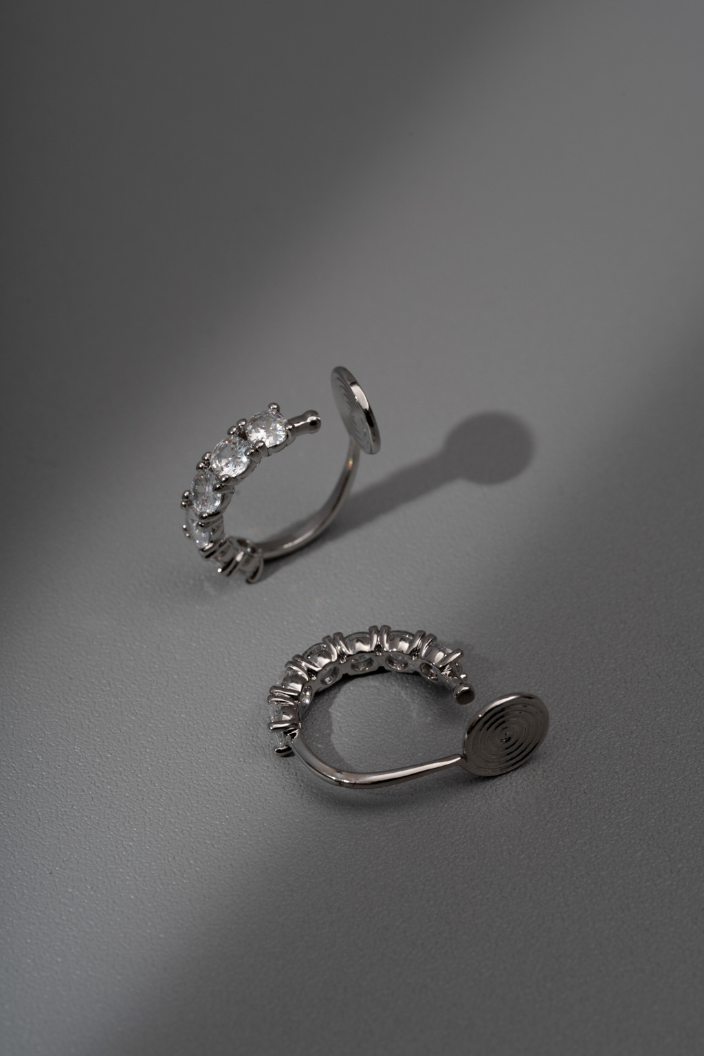 排鑽鋯石耳圈.蚊香盤耳夾 - 銀色